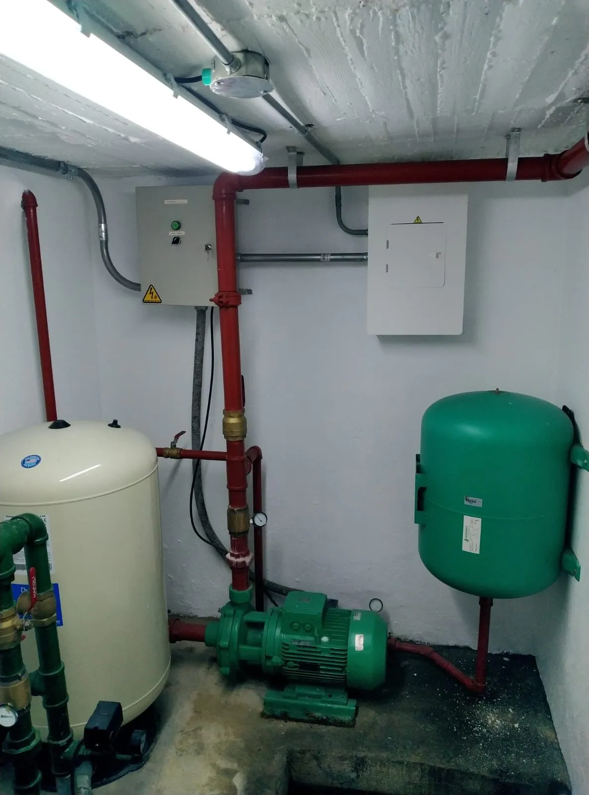 Obra de Avellaneda Constructores: cuarto de bombas con tanques hidroneumáticos y tubería