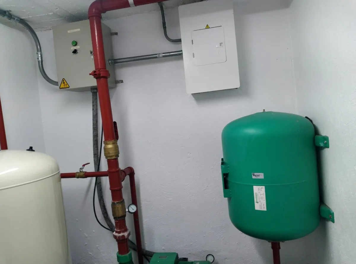 Obra de Avellaneda Constructores: tubería hidráulica, tanques y tablero eléctrico de un cuarto de bombas