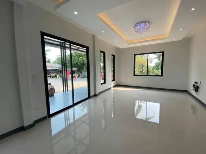 Sala recién remodelada, limpia y con el piso brillante
