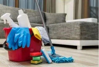 Personal de TuDomiServicio realizando la limpieza de una casa